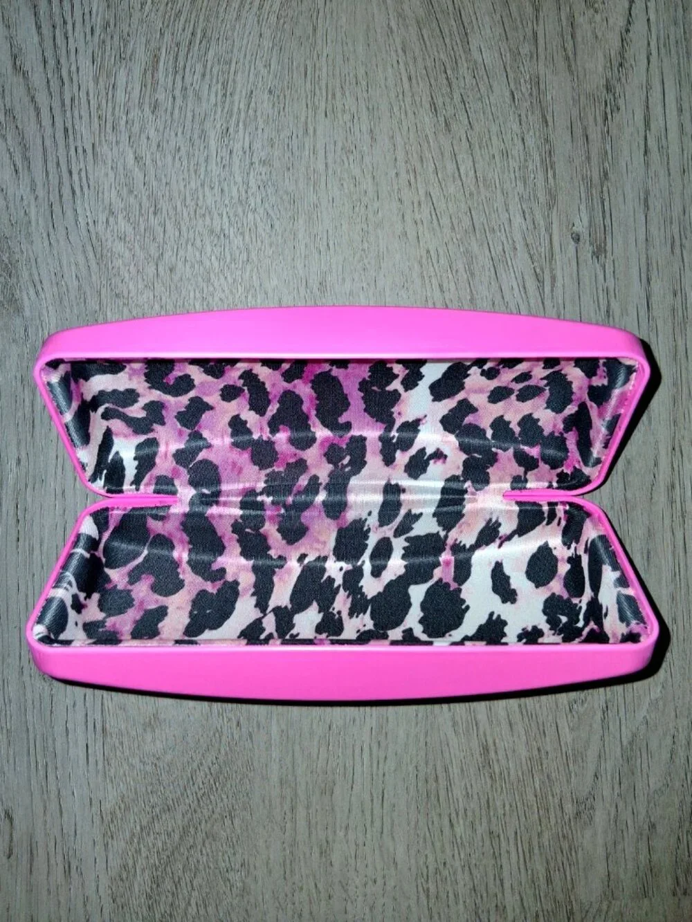 Betsey Johnson Leopard Inside Hot Pink Hard Clam Shell Glasses Case Sunglasses